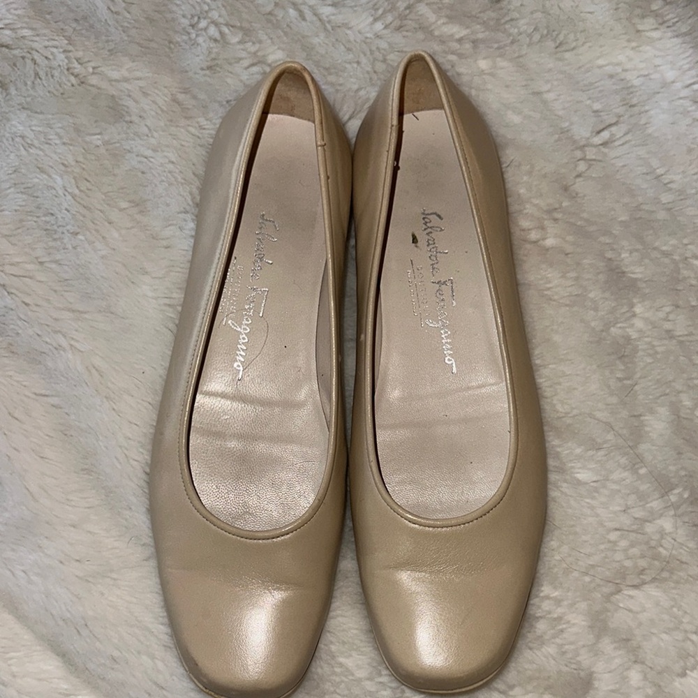 Salvatore Ferragamo Cream Leather Flats Timeless Design